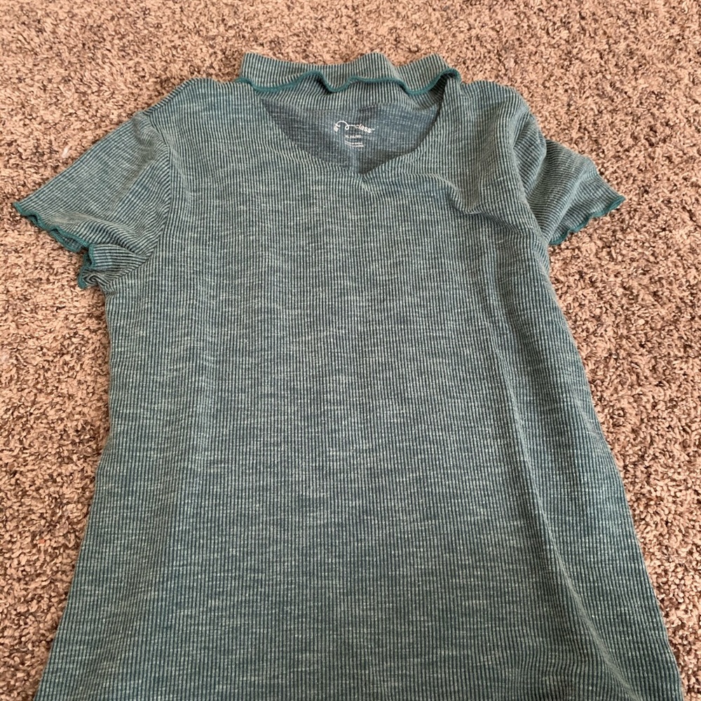 A green shirt.